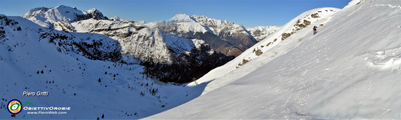 62 Ramponi al lavoro per passare il traverso ripido sulla Valle d'Ancogno.jpg